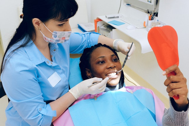 Ilustrasi bleaching gigi untuk gigi putih